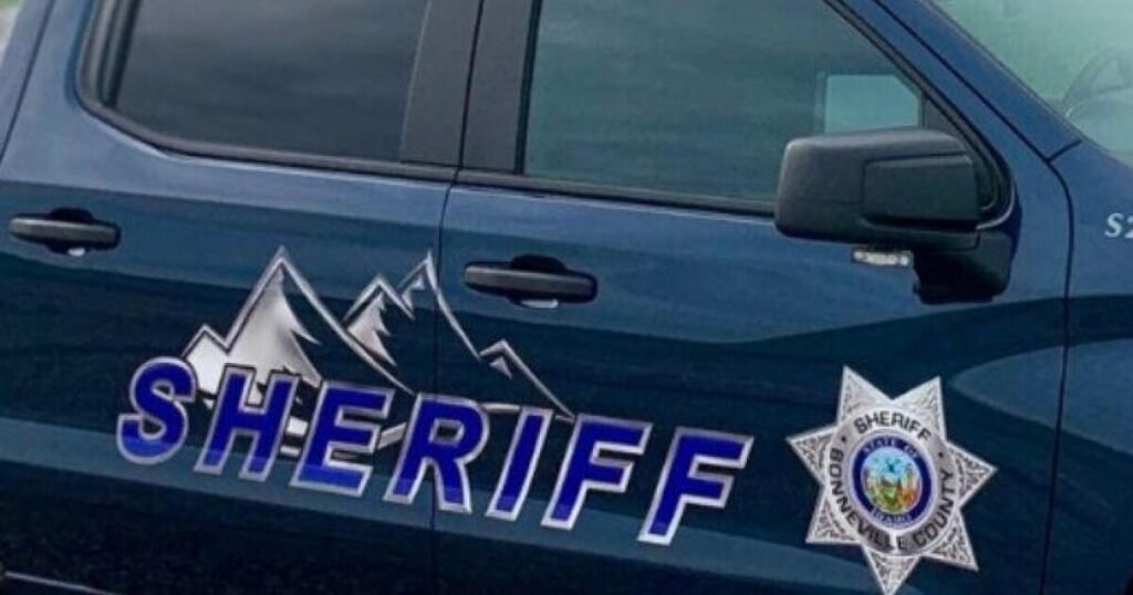 Helicopter-crashes-onto-frozen-reservoir-in-Idaho-killing-1-person.jpg