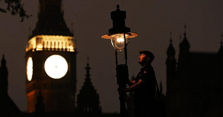 The-enduring-glow-of-Londons-historic-gas-lamps.jpg