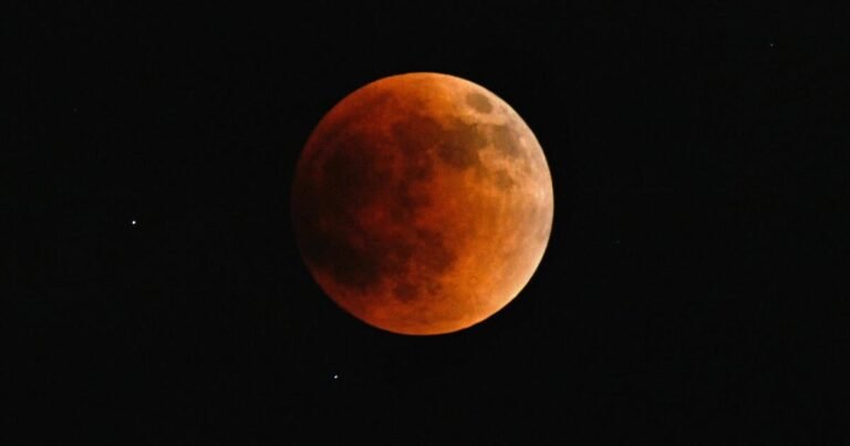 Why-will-the-moon-be-shades-of-red-orange-and.jpg