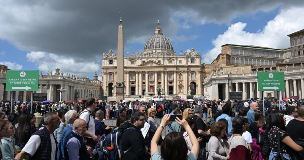 On-last-day-of-Pope-Francis-lying-in-state-huge.jpg