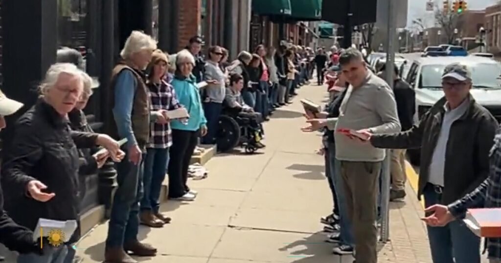 A-moving-bookstore-finds-helping-hands-hundreds-of-them.jpg