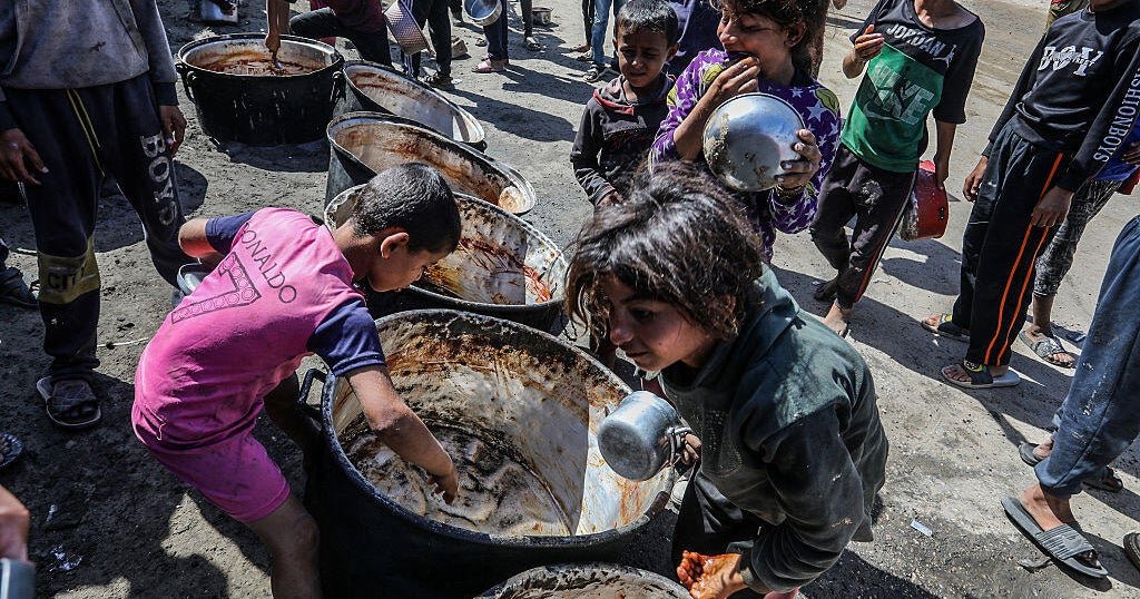 UN-food-trucks-blocked-offloaded-by-hungry-Palestinians-in-Gaza.jpg