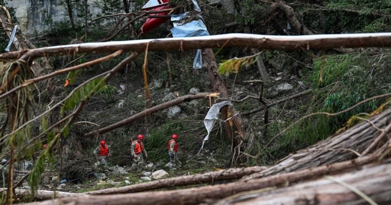 At-Texas-flooding-search-site-civilian-volunteers-being-told-no.jpg