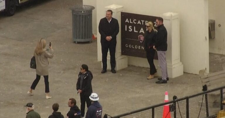Bondi-tours-Alcatraz-as-part-of-Trumps-plan-to-reopen.jpg