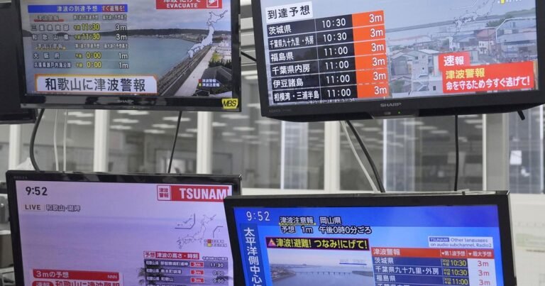 Hawaii-under-tsunami-warning-Japan-issues-tsunami-alert-after-88.jpg