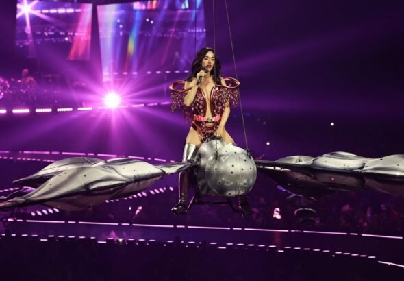 Katy-Perry-suffers-midair-prop-malfunction-at-San-Francisco-concert.jpg