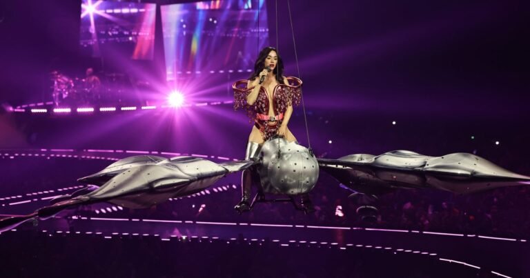 Katy-Perry-suffers-midair-prop-malfunction-at-San-Francisco-concert.jpg