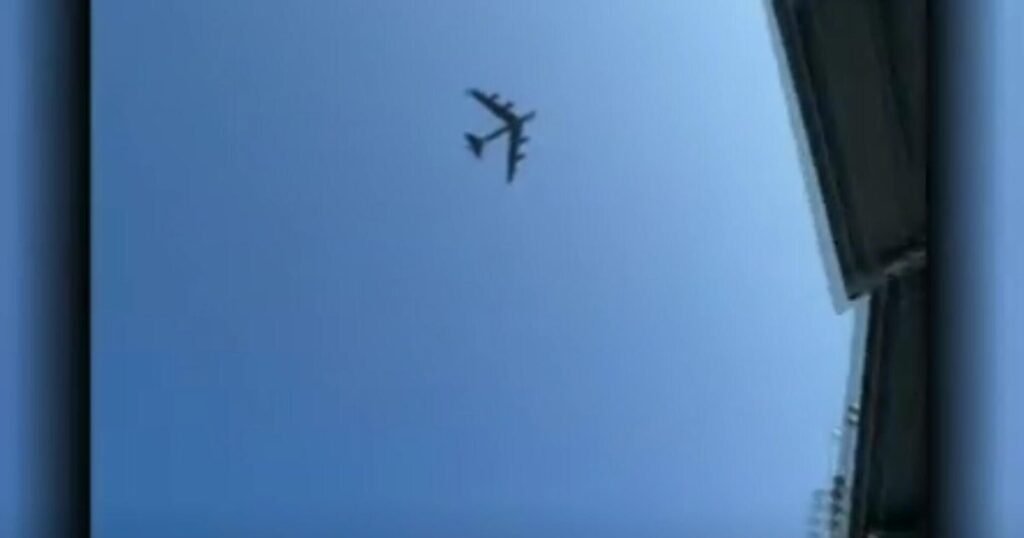 Pilot-makes-aggressive-maneuver-to-avoid-B-52-bomber.jpg