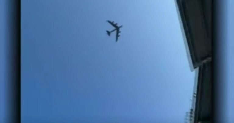 Pilot-makes-aggressive-maneuver-to-avoid-B-52-bomber.jpg