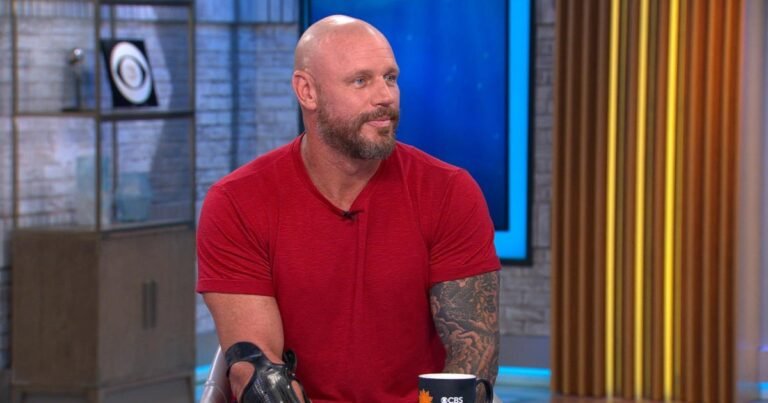 Shark-attack-survivor-Paul-de-Gelder-teaches-others-how-to.jpg