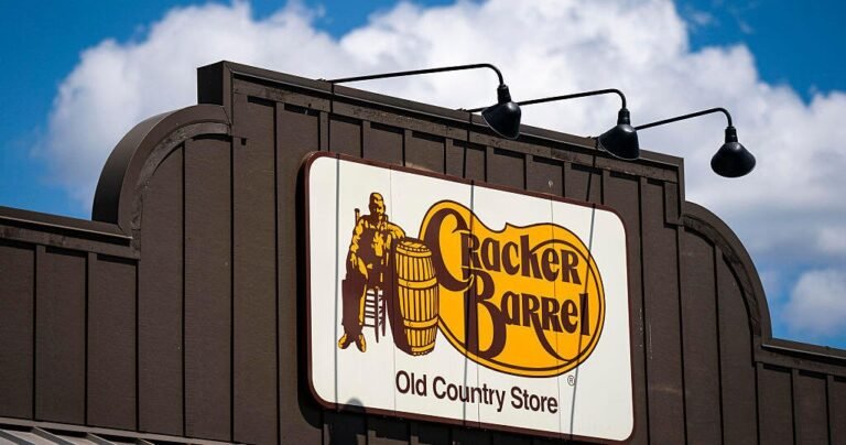 Cracker-Barrel-to-return-to-its-old-logo-after-backlash.jpg