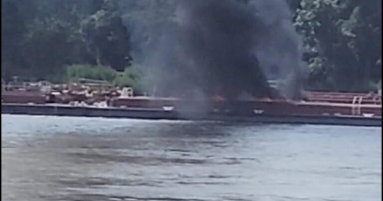 Helicopter-crashes-into-barge-on-Mississippi-River-in-Illinois-killing.jpg