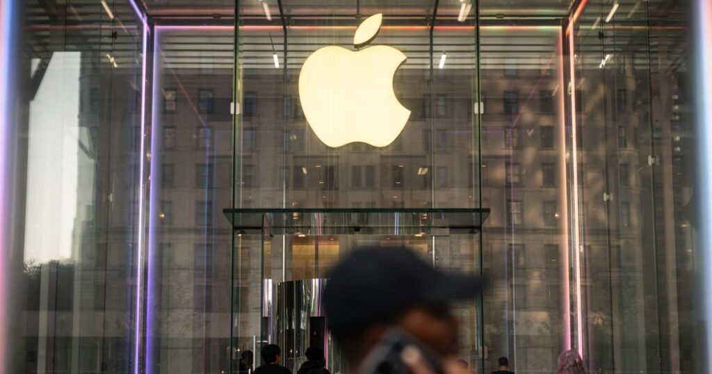 Trump-Apple-to-announce-new-100-billion-commitment-to-manufacturing.jpg